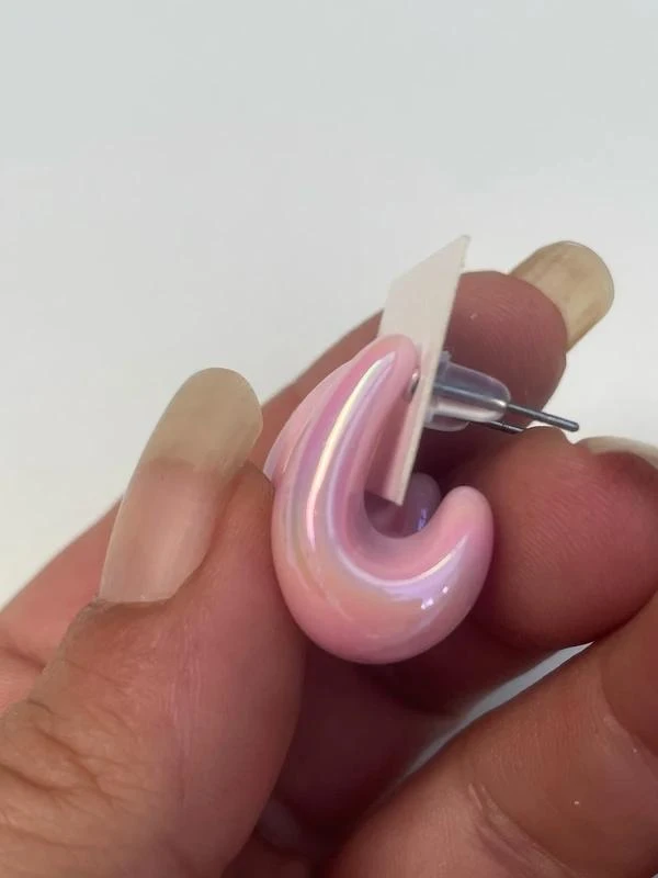 Aretes de fantasía en forma de gota rosa brillante con reflejo multicolor – photo 2